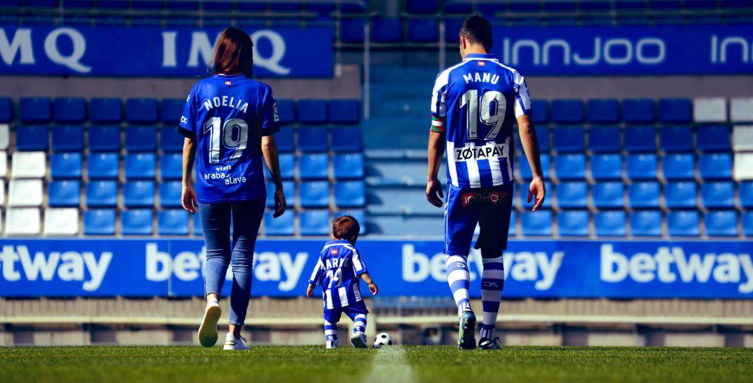 Manu García con su familia en Mendizorroza.