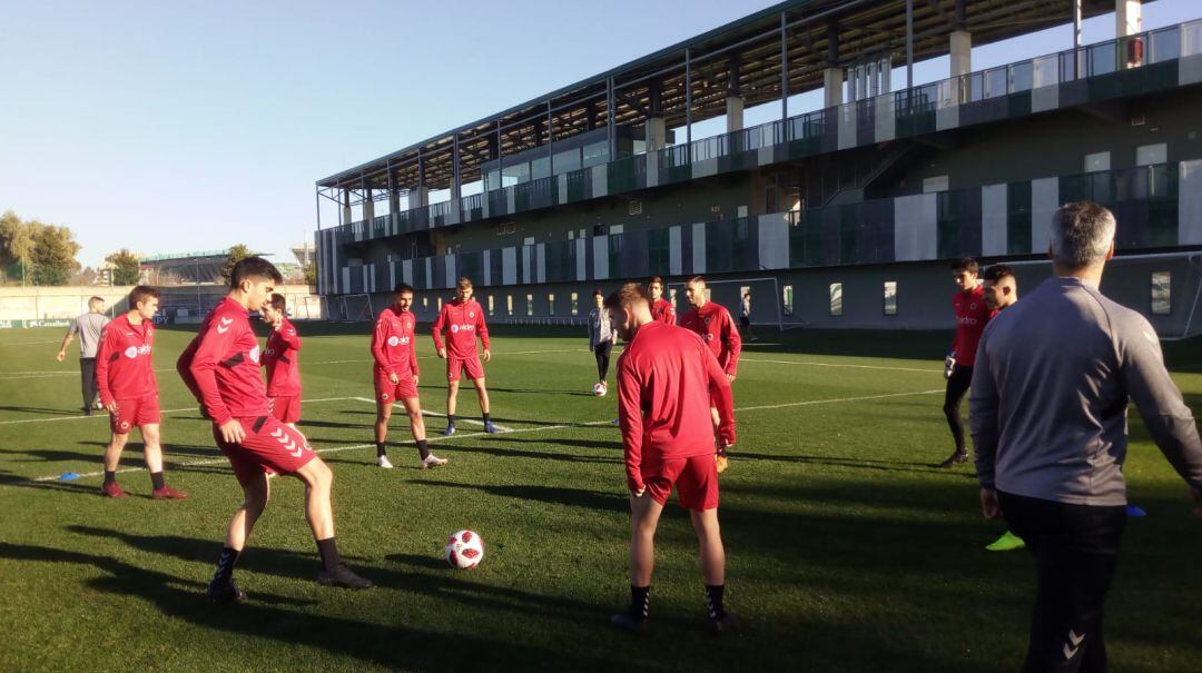 Entrenamiento racinguista en la Ciudad Deportiva del Betis