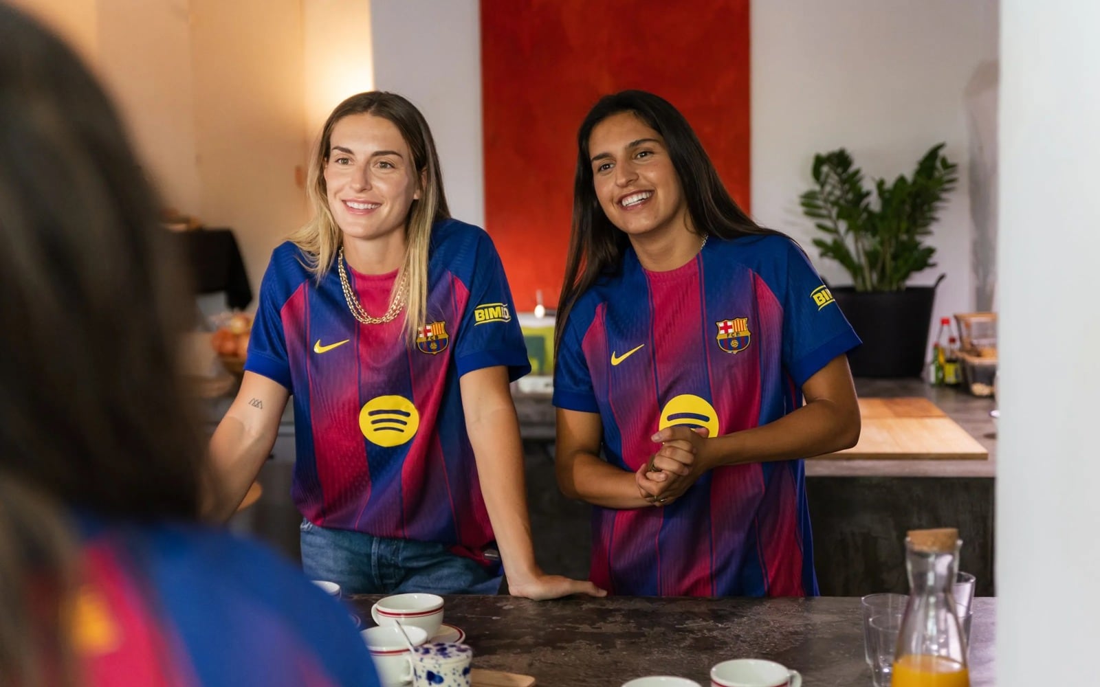 Aitana Bonmatí junto a Kika Nazareth posando con la nueva camiseta