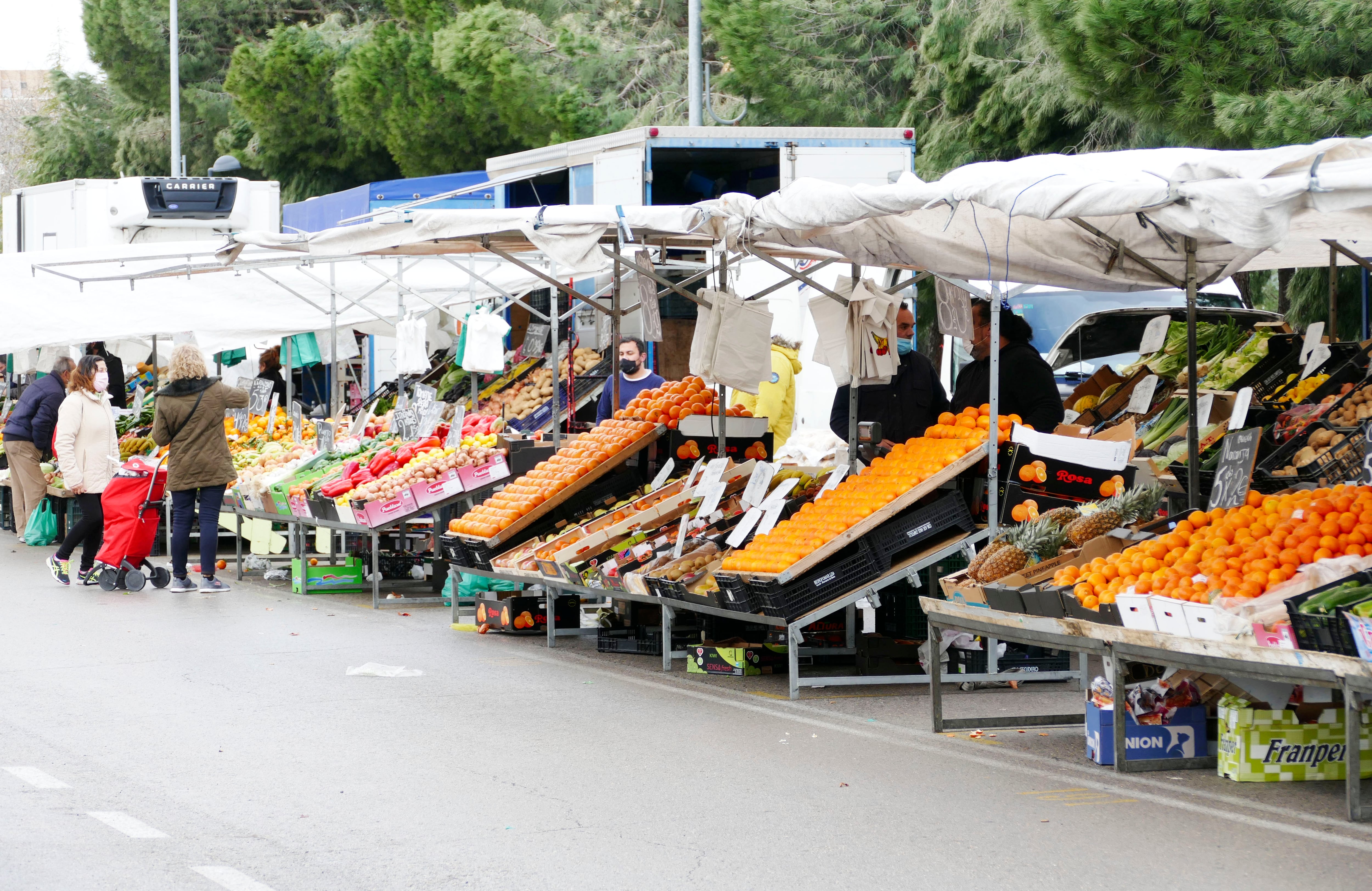 Puestos de frutas de un mercadillo