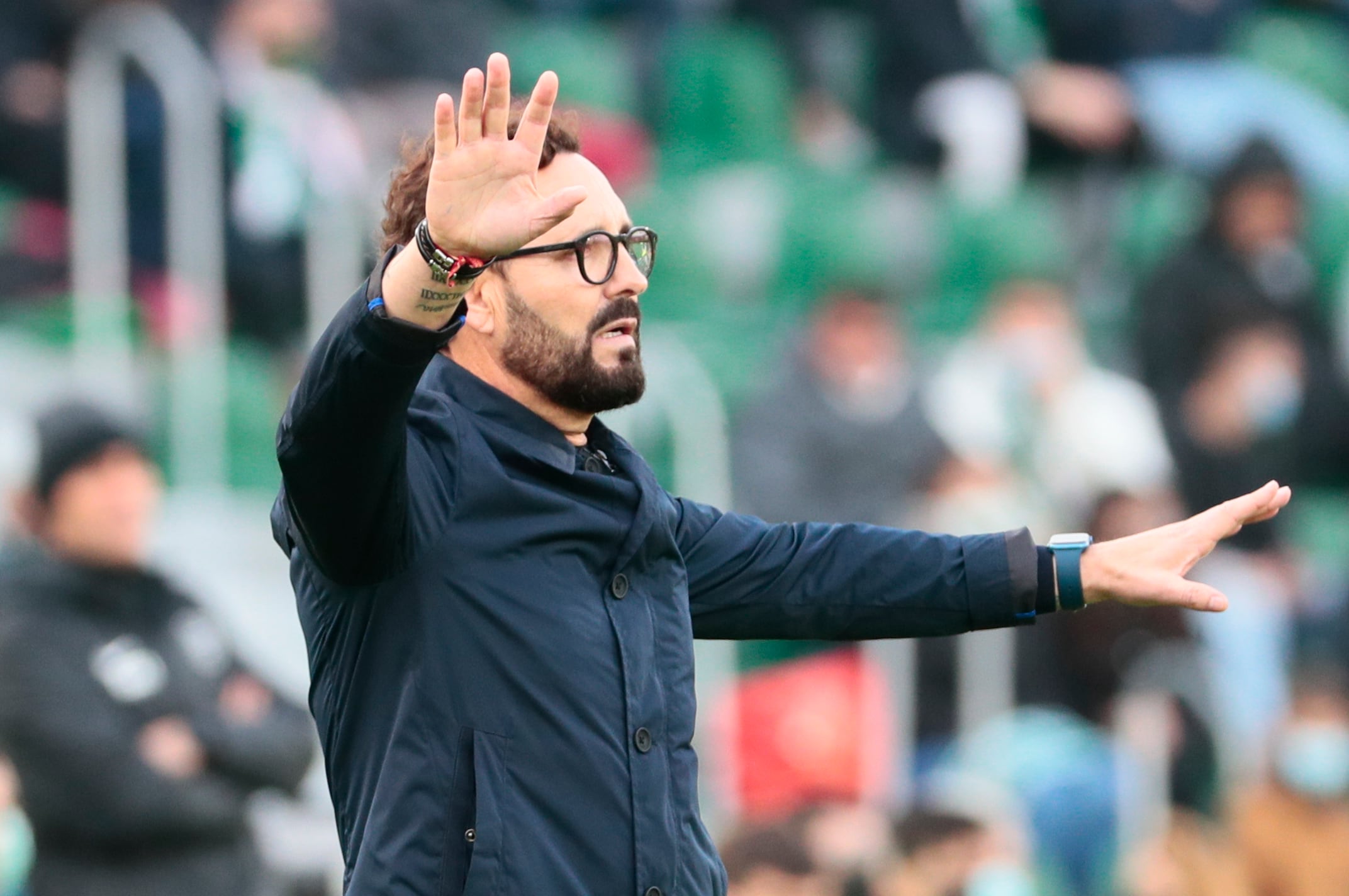 ELCHE (ALICANTE), 19/03/2022.- El entrenador del Valencia José Bordalás da instrucciones a sus jugadores durante el partido de Liga que disputan ante el Elche, este sábado en el estadio Martínez Valero de Elche. EFE/ Ana Escobar