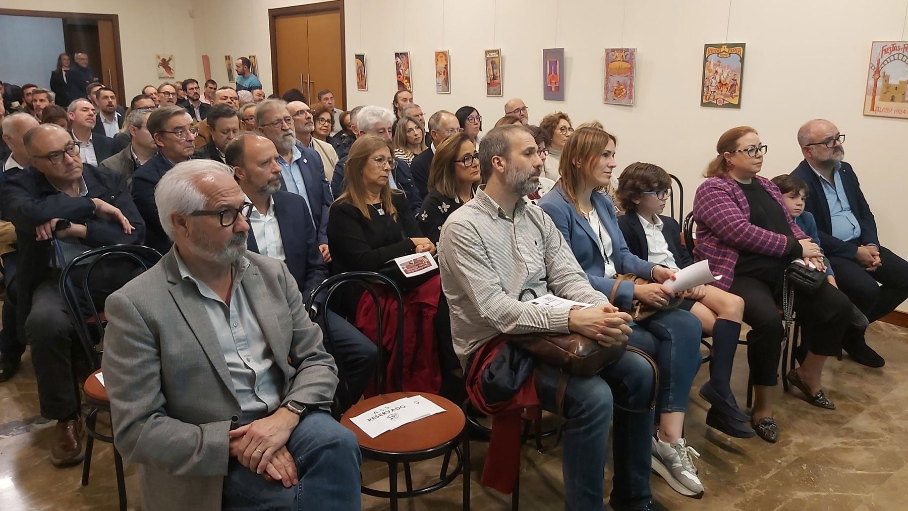 El Sant Jordiet, Martín Bellver Sevila, y la alférez moro, Ana Gisbert Mira-Perceval, con sus familias, en la primera fila de los asistentes al acto