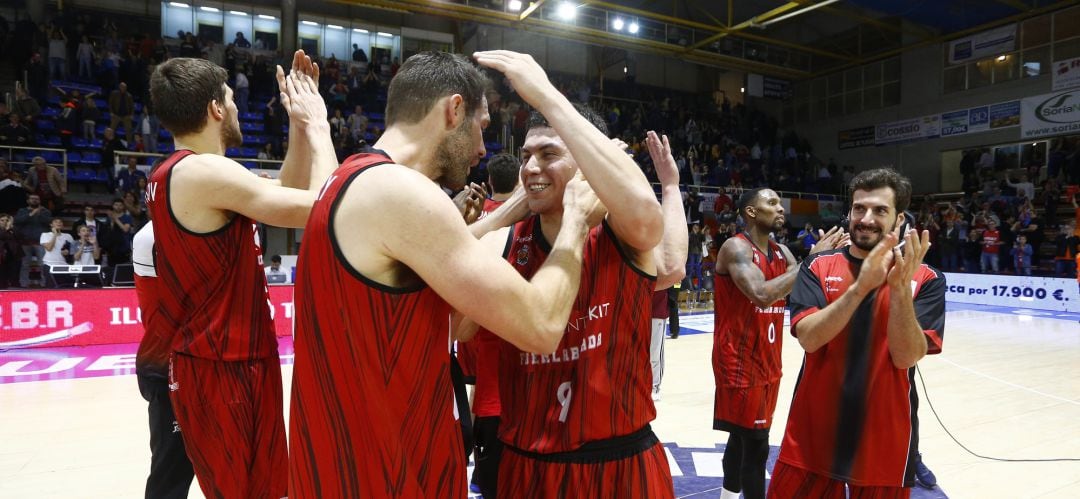 Los jugadores celebran, bien pasada la medianoche, la victoria ante el Valencia Basket.