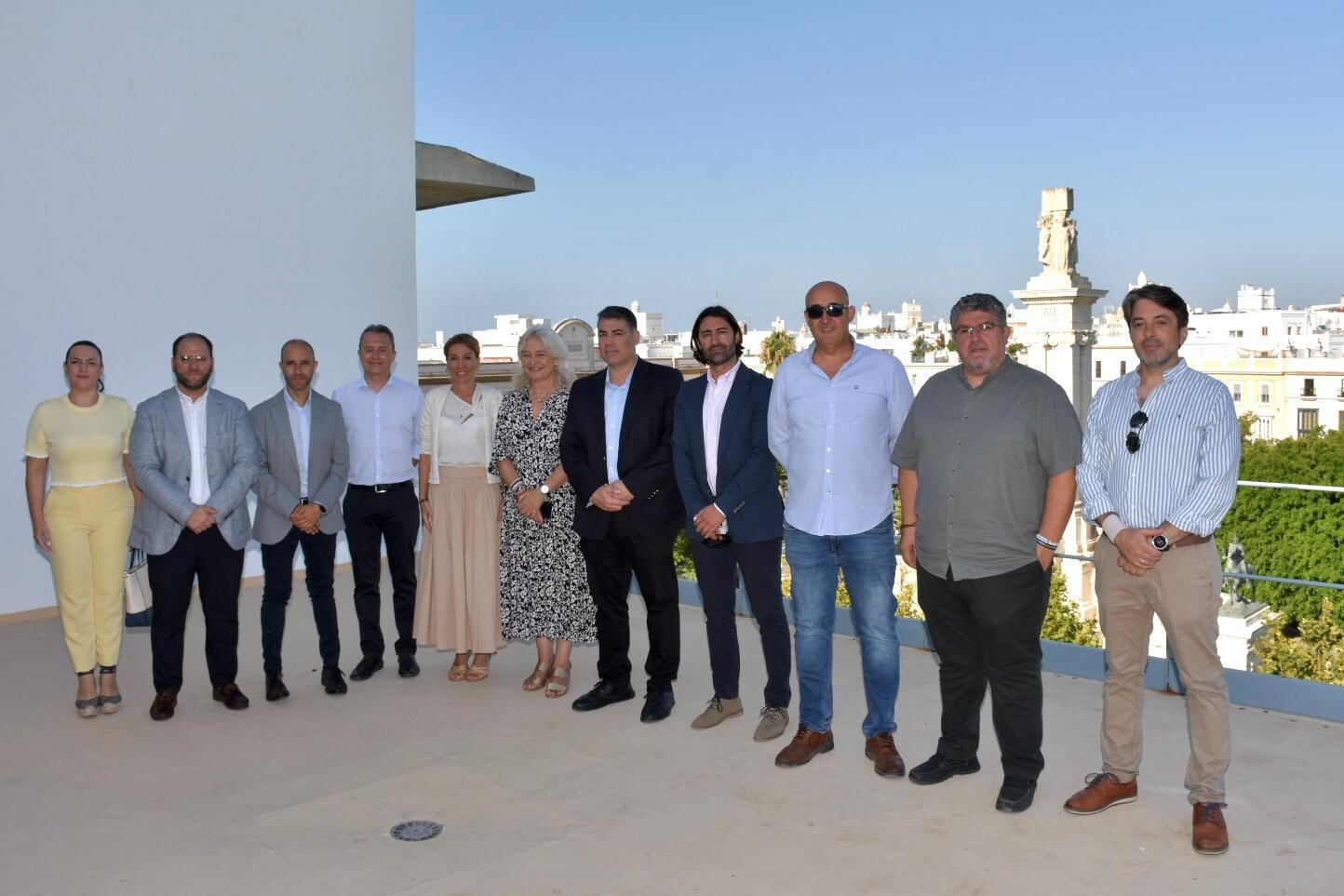 Representantes de los pueblos, entre ellos el alcalde de Castellar, junto a la delegada de la Junta de Andalucía en la provincia de Cádiz, Mercedes Colombo.