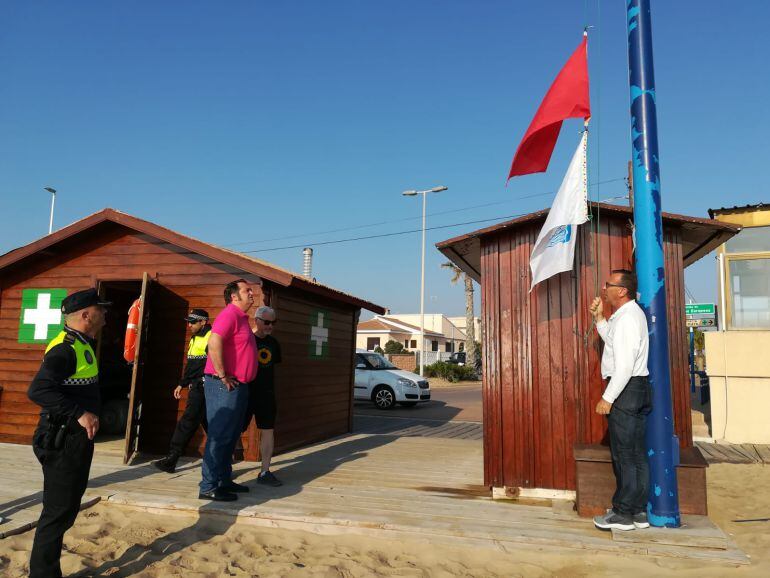 El Ayuntamiento de Torrevieja iza la bandera roja en un tramo de la playa de La Mata