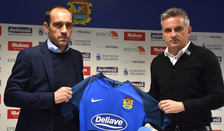 Eloy Jiménez (i) y Miguel Melgar, director deportivo, durante la presentación del primero como técnico del primer equipo.