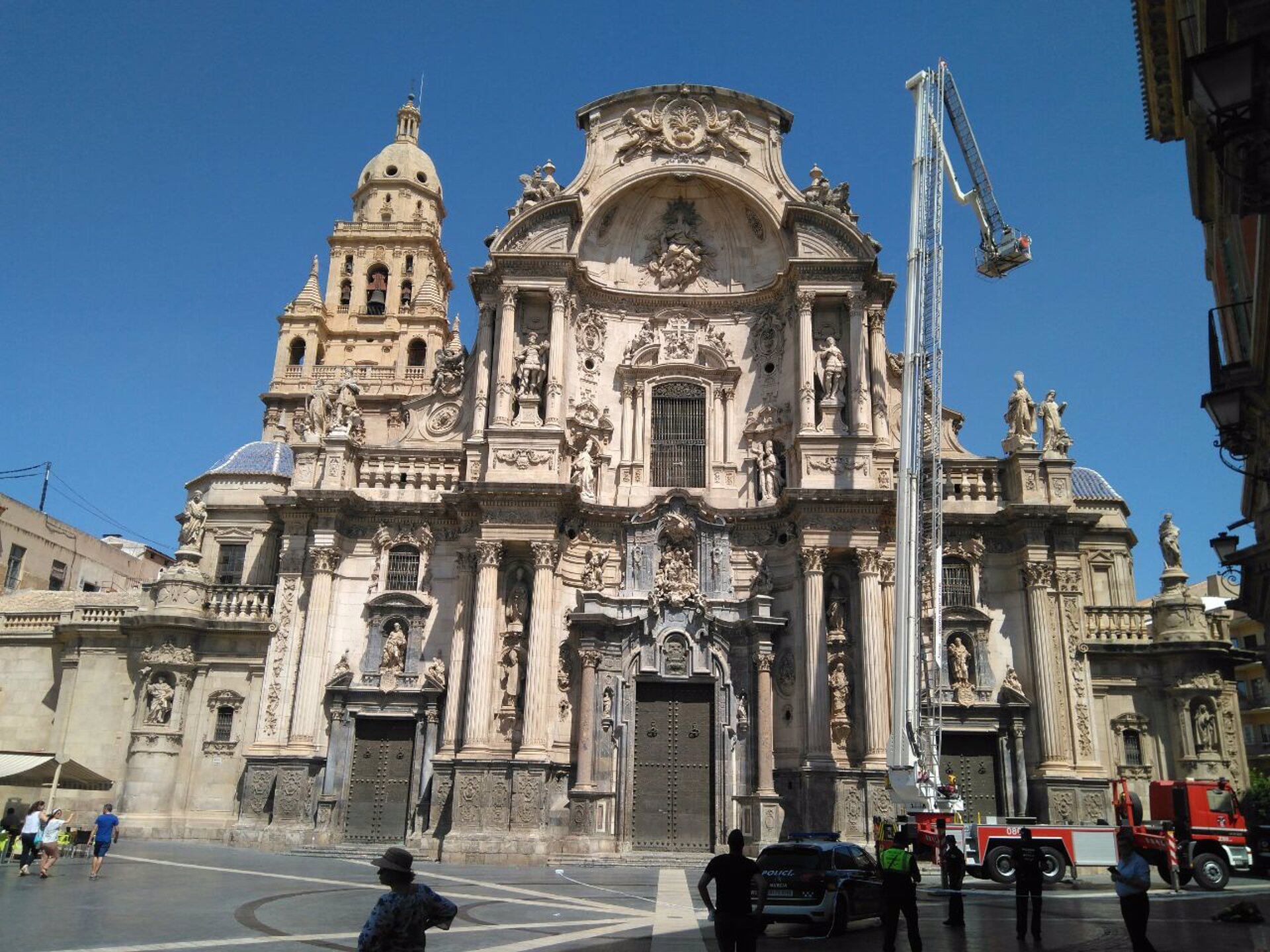 Intervención de los Bomberos en la fachada de la Catedral de Murcia