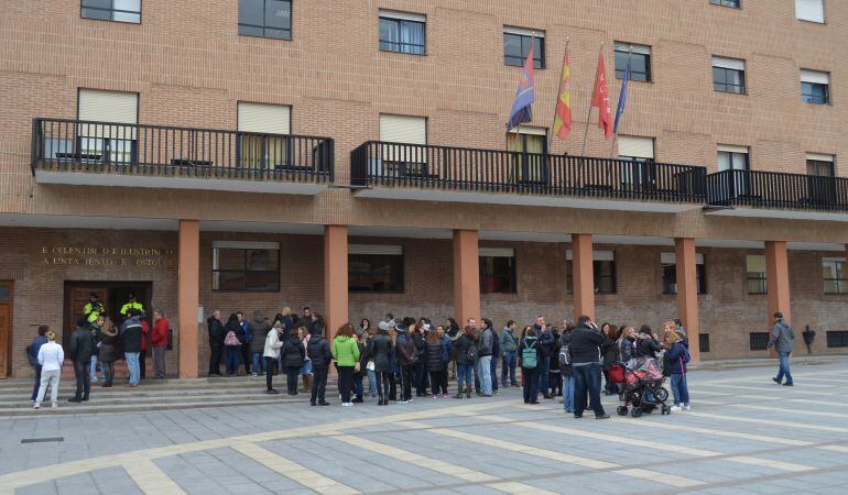 Padres del colegio Juan de Ocaña frente al ayuntamiento de Móstoles