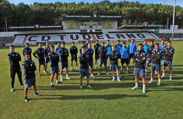 La plantilla del CD Tudelano posa en su estadio