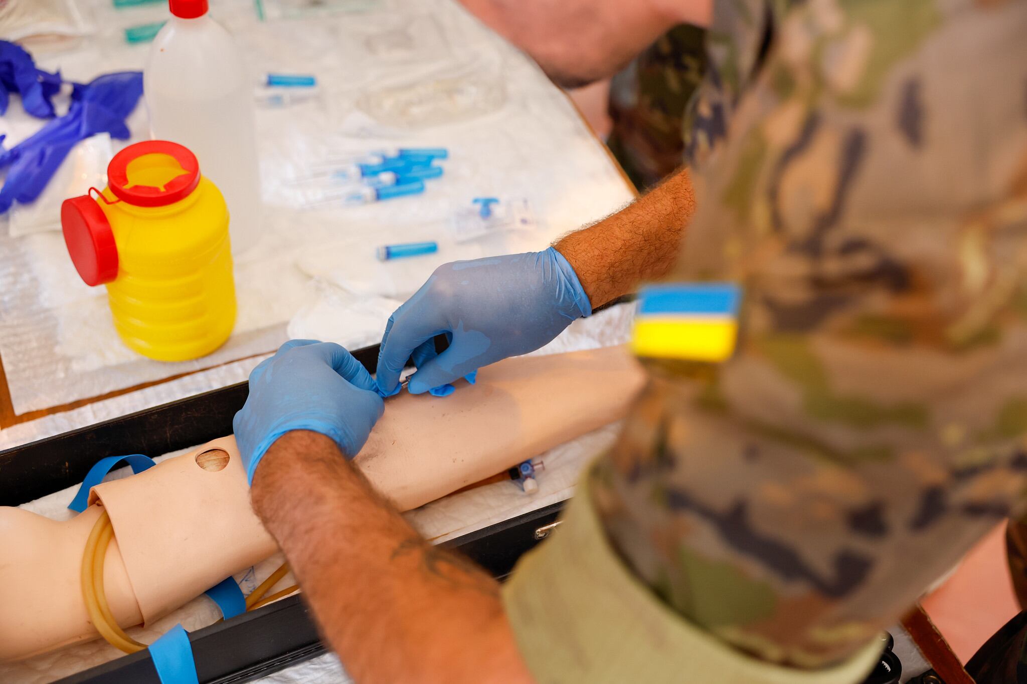 Visita a los soldados ucranianos que reciben formación en el marco de la misión EUMAM