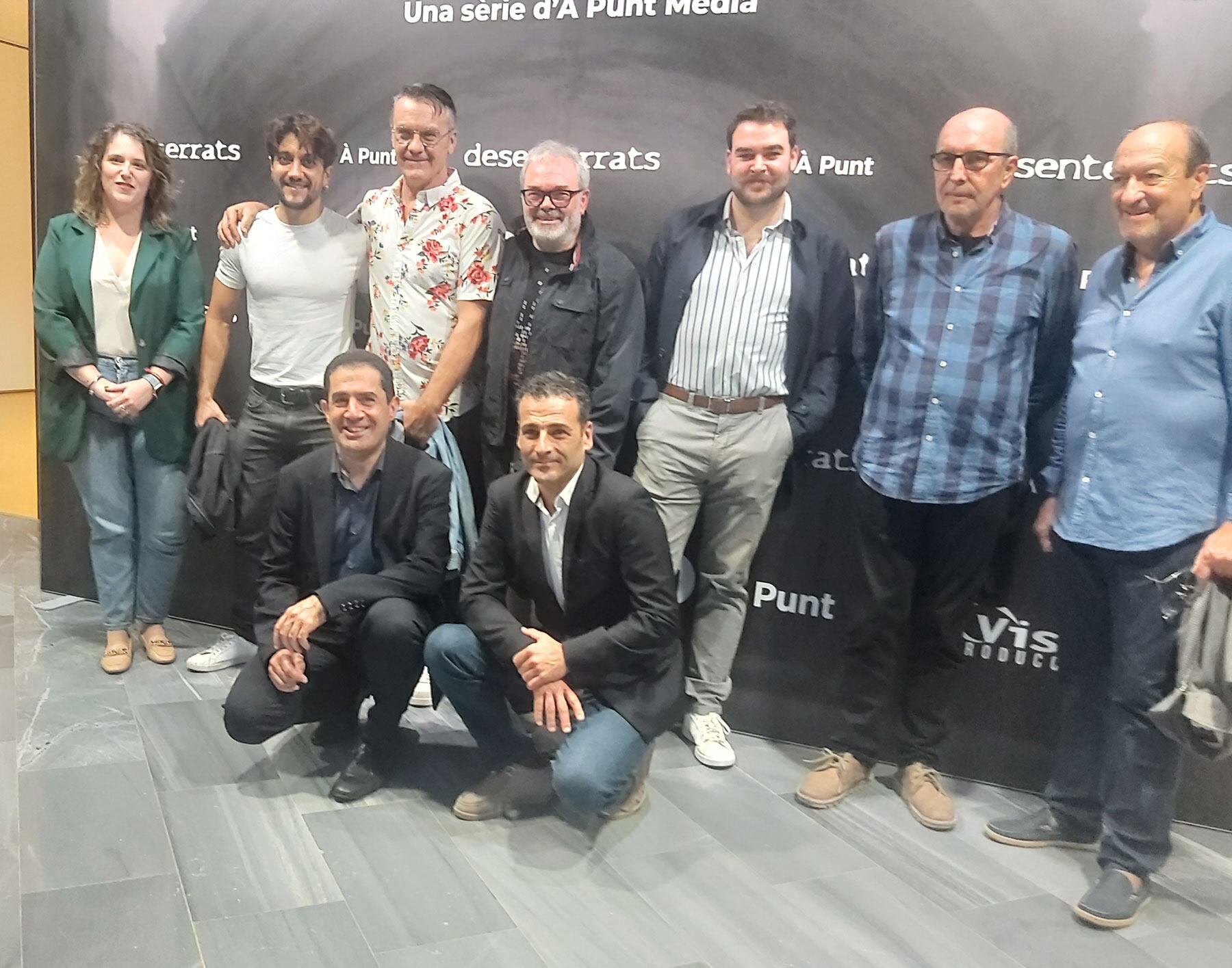 Un instant de l'acte de presentació de 'Desenterrats' amb alguns dels seus protagonistes junt a les autoritats en el photocall