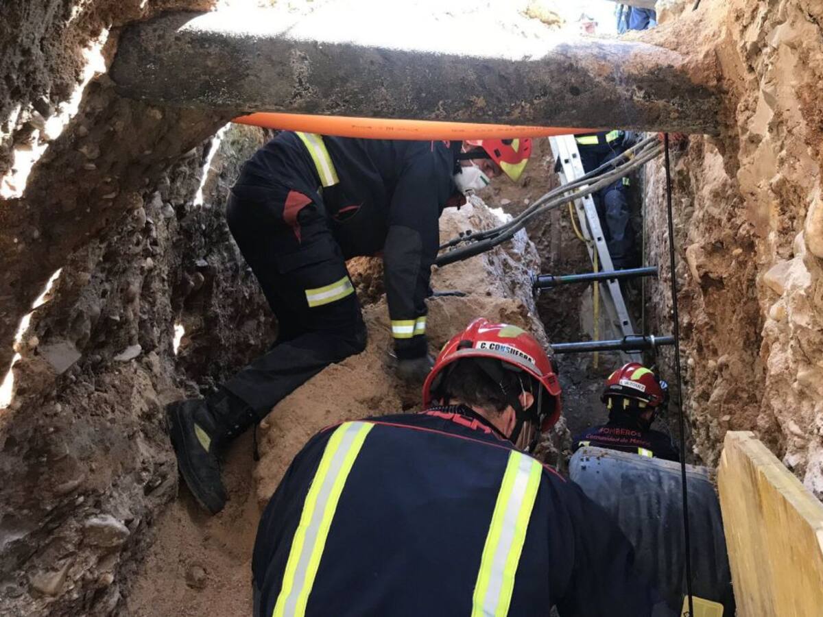 Más de 8 horas atrapado en una zanja: el "titánico" rescate de un obrero en Madrid