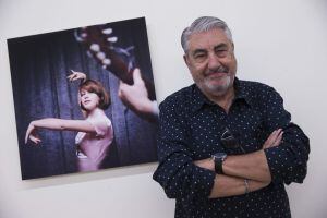 El fotógrafo César Lucas posa ante una de las fotografías que componen la exposición &quot;Marisol: el resplandor de un mito&quot;