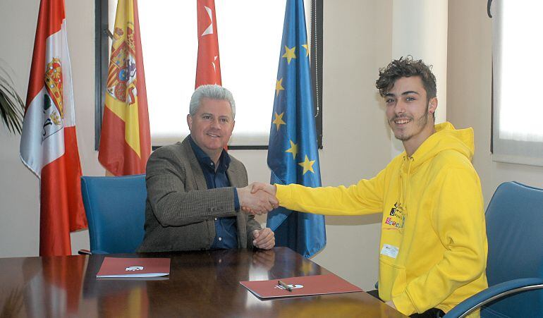 Firma del convenio entre el alcalde, Narciso Romero, junto al representante del Consejo de la Juventud Local, Álvaro de las Heras