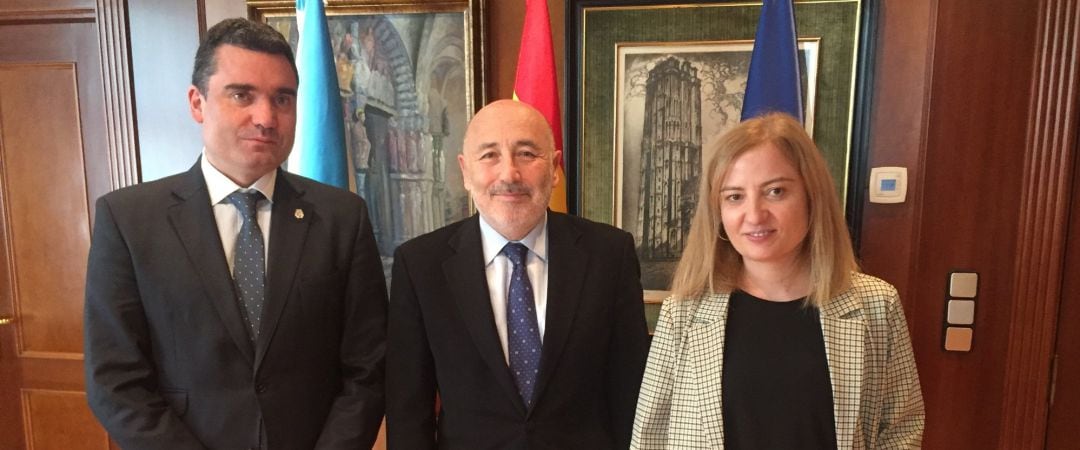 El delegado del Gobierno, Javier Losada, con los nuevos directores de las cárceles de A Lama (Pontevedra) y Teixeiro (A Coruña) 