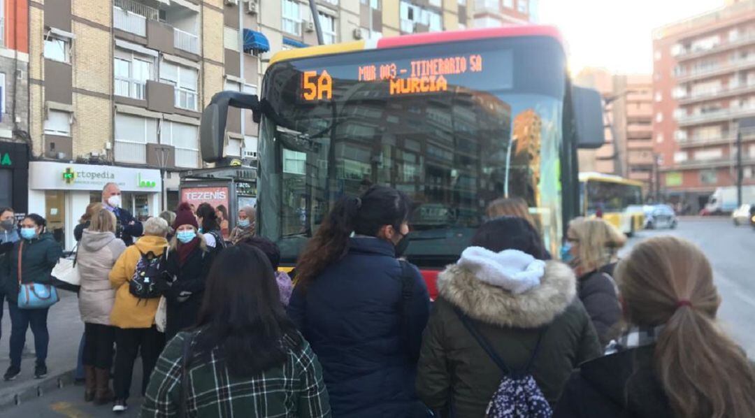 Un grupo de empleadas del hogar ha vuelto a bloquear la salida de un autobús en la parada de la plaza Circular