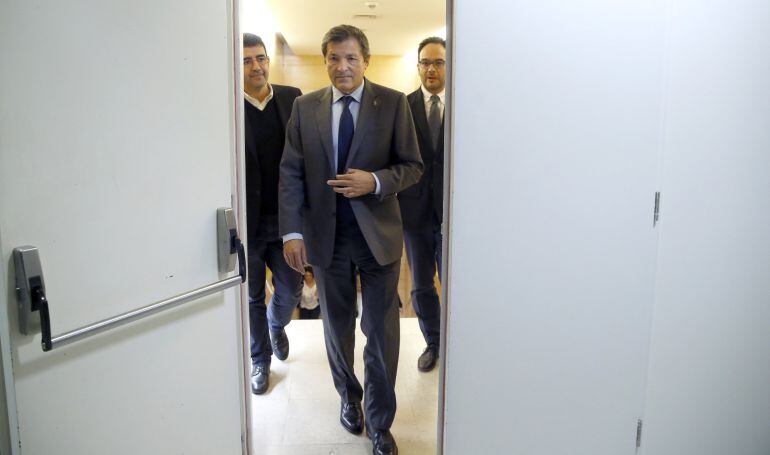 El presidente de la gestora del PSOE, Javier Fernández, antes de una comparecencia en el Congreso