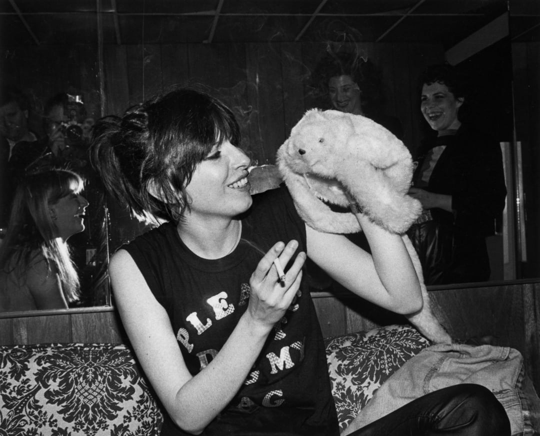 Chrissie Hynde fumando en el backstage de un concierto en Londres en marzo de 1980