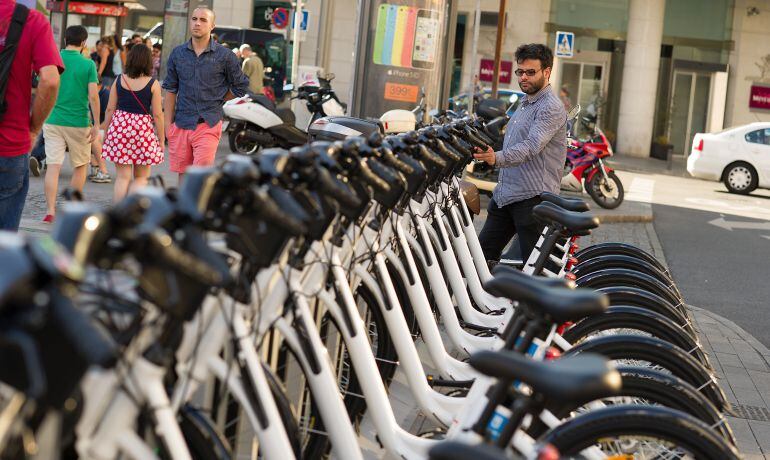 Un usuario del servicio de bicicletas de Madrid.