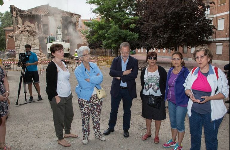 Manuel Saravia, junto a los vecinos de la Rondilla