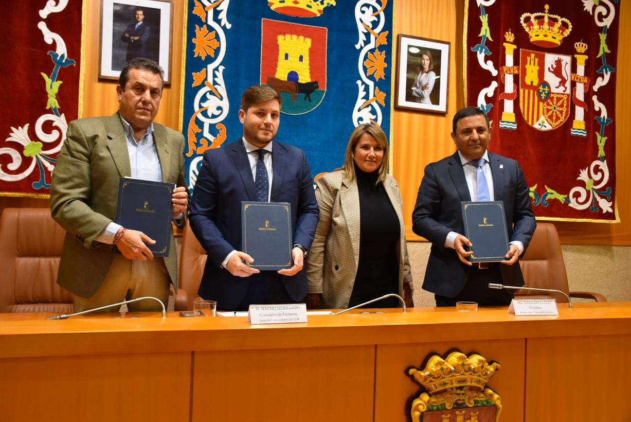 La alcaldesa Tita García junto al consejero Nacho Hernando y los alcaldes de Mejorada y Segurilla