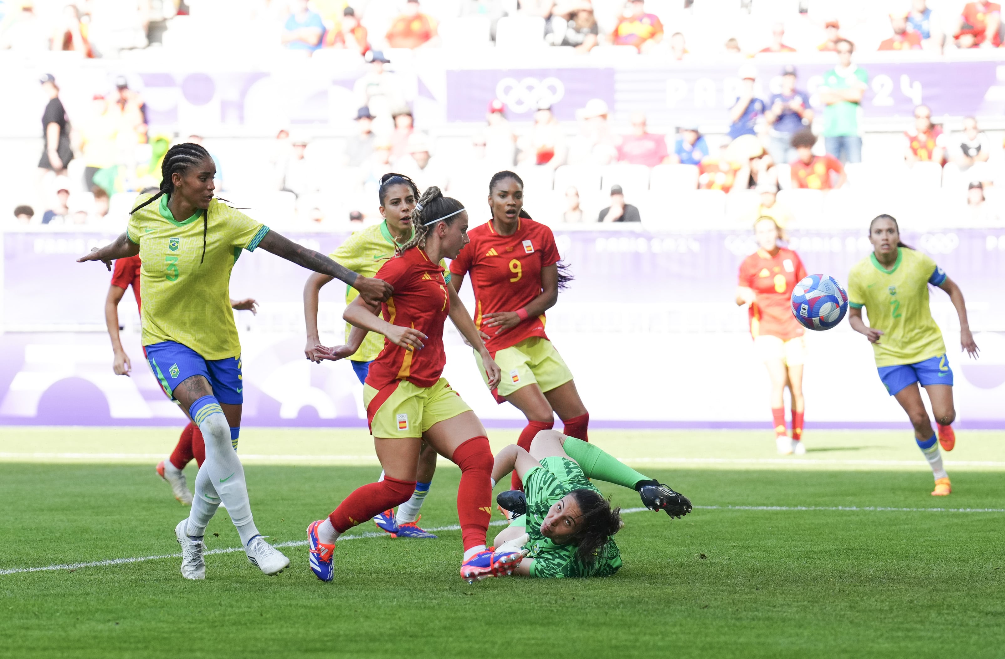 Athenea del Castillo marca el único gol del Brasil - España