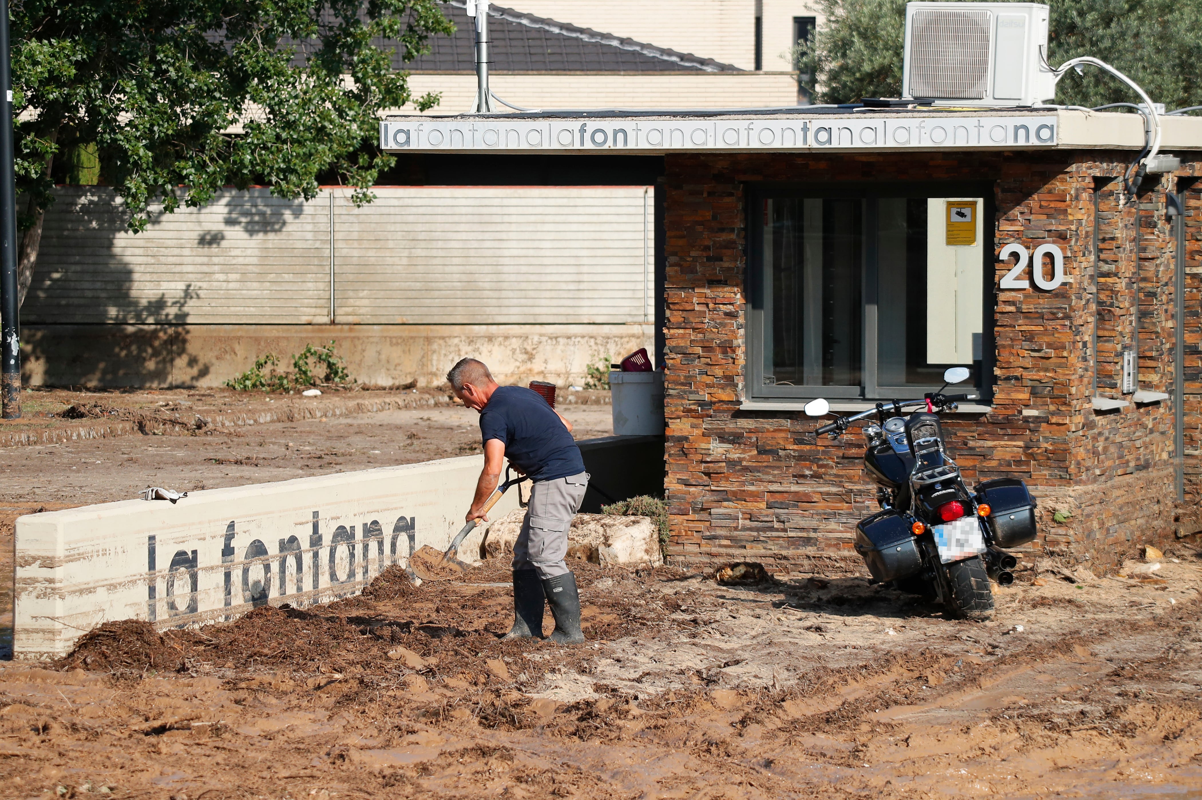 Trabajos de retirada del fango este viernes por los daños registrados tras la fuerte tormenta caída en Zaragoza.