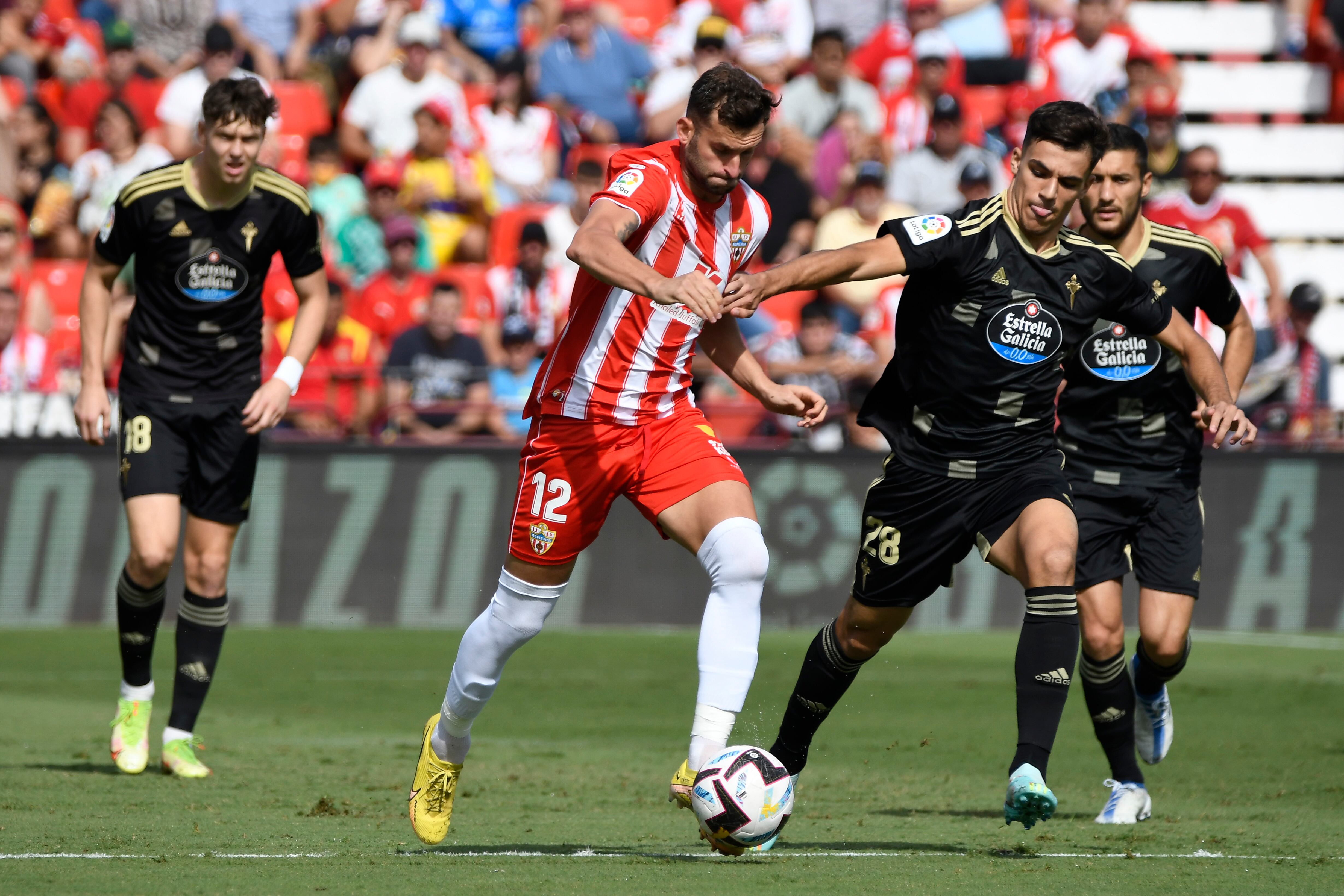 ALMERÍA, 29/10/2022.- El centrocampista brasileño del Almería Leo Baptistao con el balón ante el centrocampista del Celta de Vigo Gabriel Veiga (d) durante el partido de la 12ª jornada de LaLiga disputado este sábado en el Power Horse Stadium de Almería. EFE/Carlos Barba