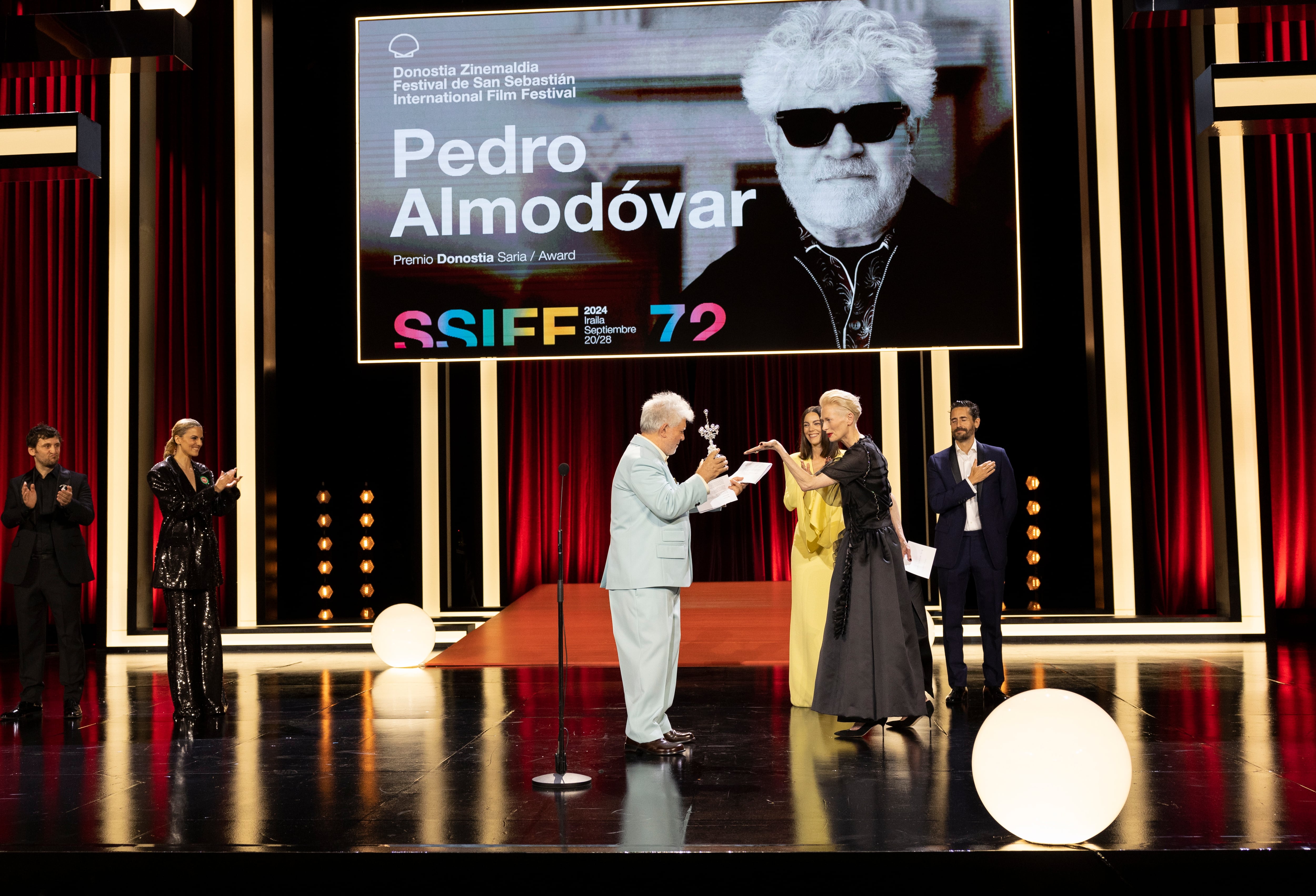 GRAFCAV8682. SAN SEBASTIÁN (ESPAÑA), 26/09/2024.- El director de cine español Pedro Almodóvar recibe el Premio Donostia junto a la actriz Tilda Swinton, durante el Festival de Cine de San Sebastián . EFE/ Juan Herrero
