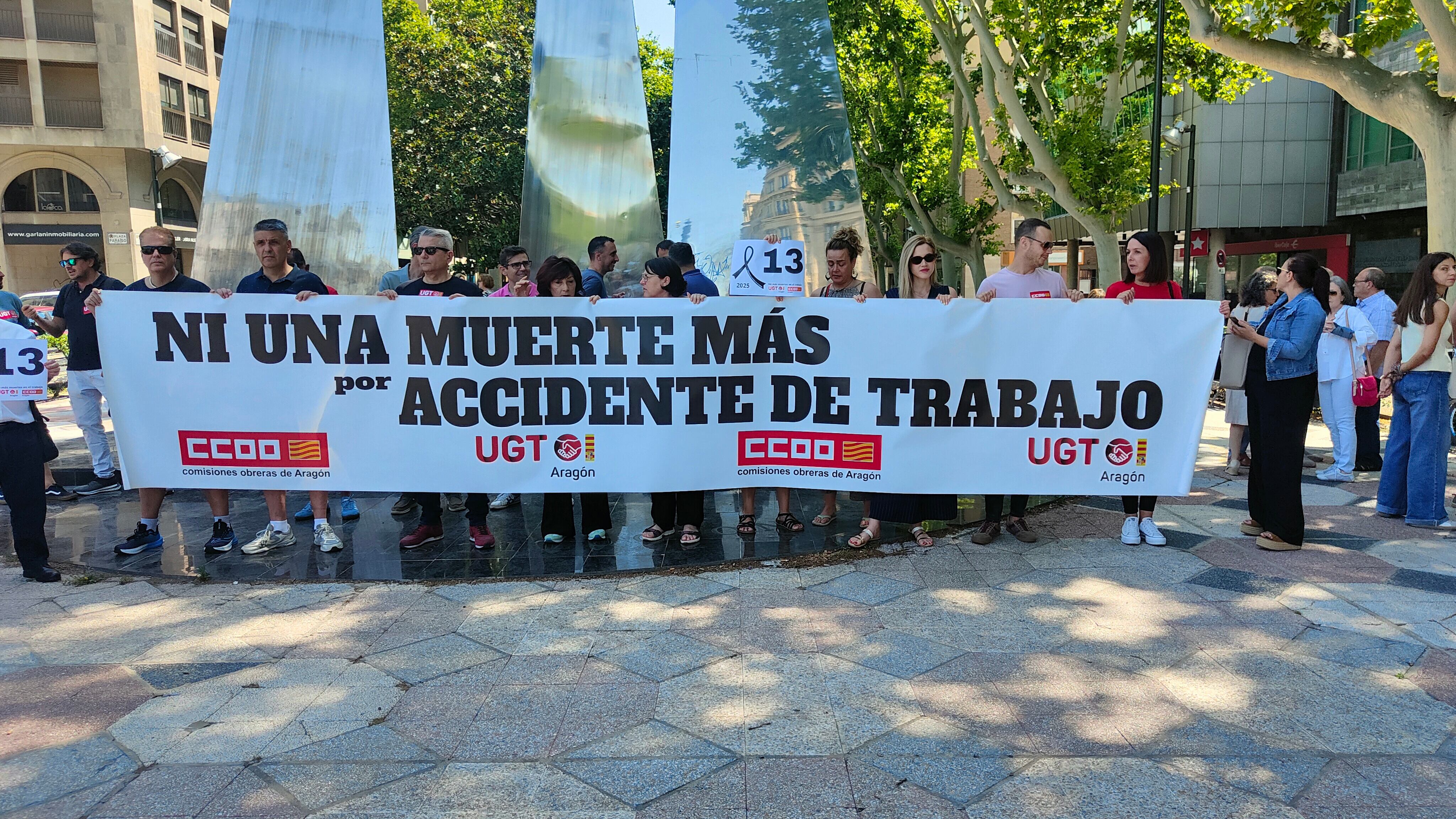 Concentración de CC.OO y UGT ante la última víctima mortal en el trabajo en Huesca