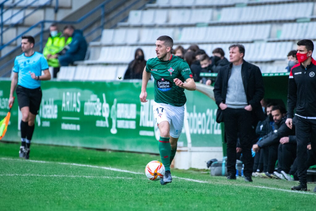 Héber Pena, ante Cristóbal Parralo durante el Racing de Ferrol-Tudelano en A Malata (foto: Ismael Mijan / Racing de Ferrol)