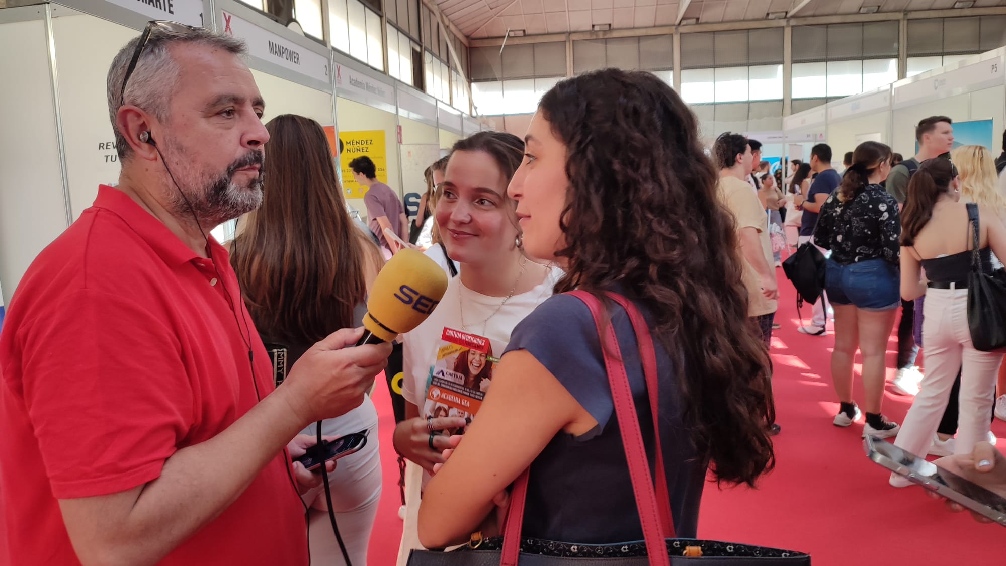 Paco García con algunas alumnas asistentes a la X Feria del Empleo de la Universidad de Sevilla