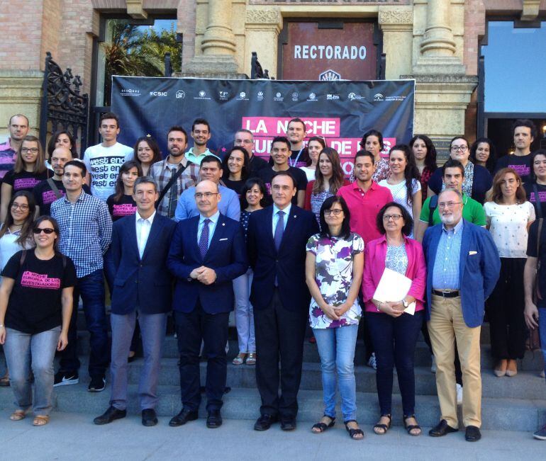 Autoridades e investigadores presentando la Noche de los Investigadores de 2016