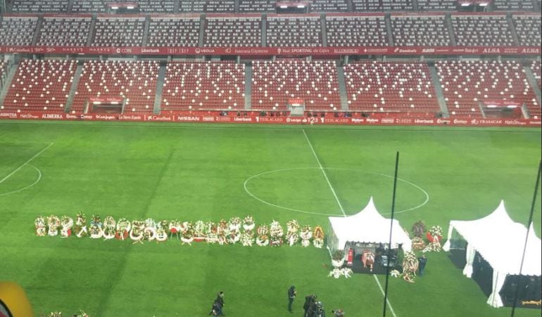 El feretro de Quini, en el centro del estadio El Molinón durante su sepelio del exjugador del Sporting