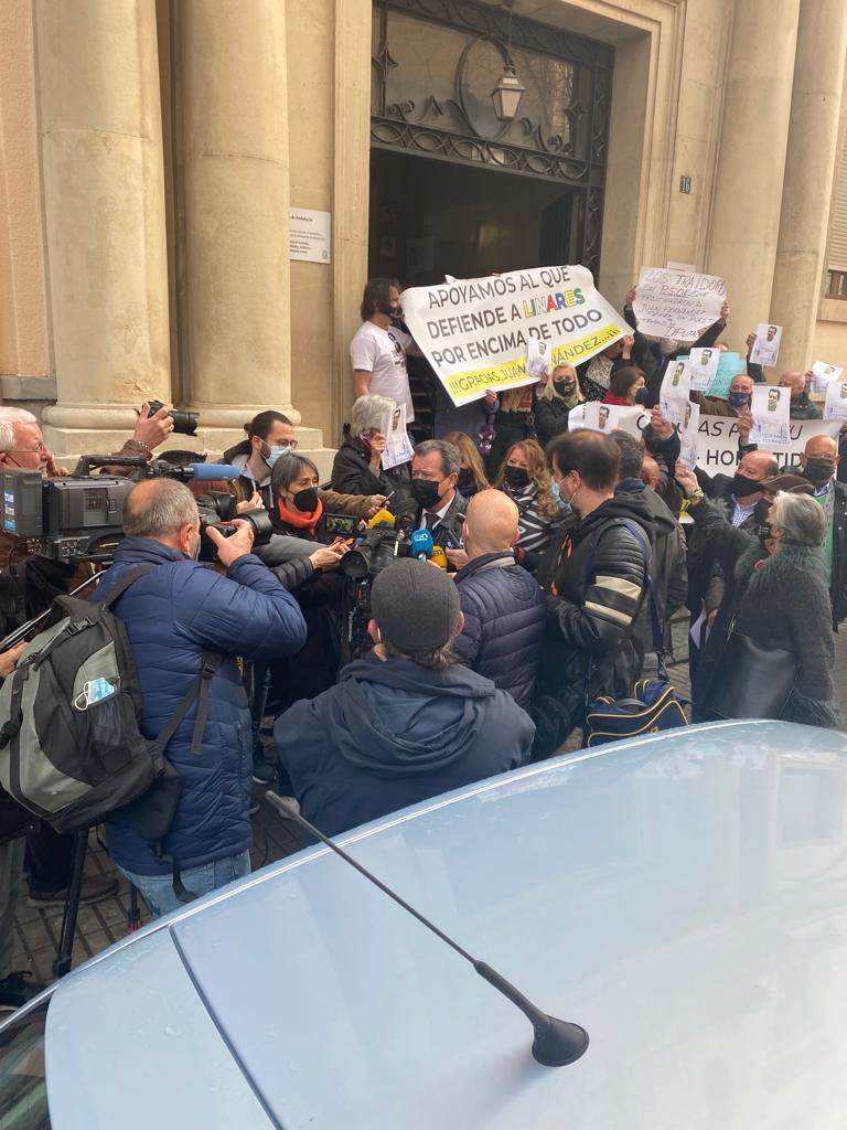 Juan Fernández a las puertas de la Audiencia de Jaén.