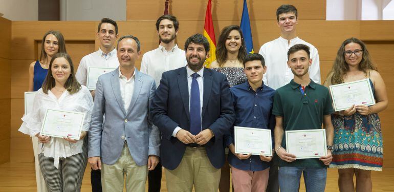 Fernando López Miras junto a los diez estudiantes con mejor nota en la EBAU