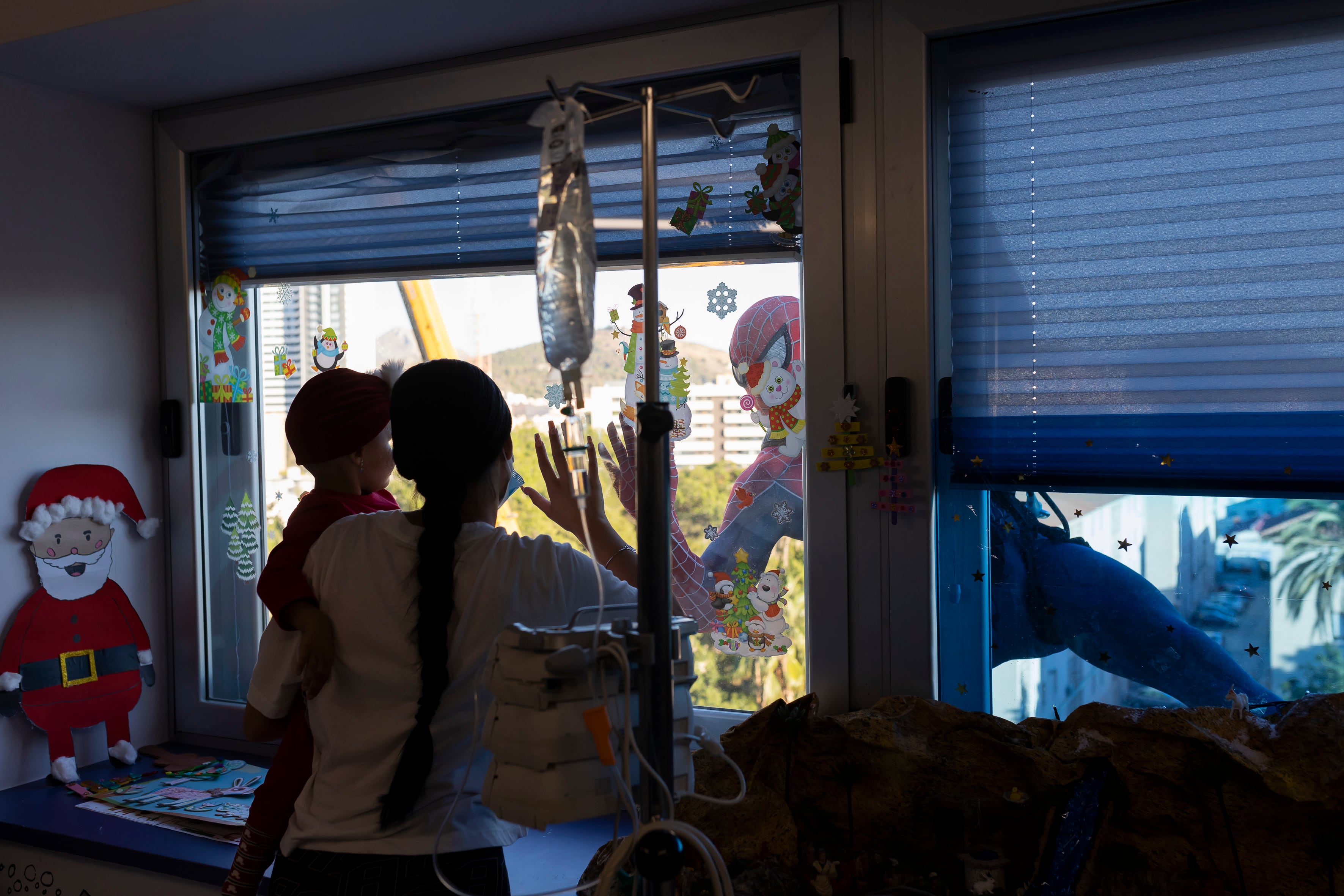 GRAFAND7546. MÁLAGA, 18/12/2023.- Spiderman se ha descolgado por la fachada del Hospital Materno de Málaga, desde el tejado con la ayuda de un bombero, para saludar a los niños ingresados en las plantas de enfermedades infecciosas, Oncología, Lactantes y Cirugía a través de las ventanas. EFE/Carlos Díaz
