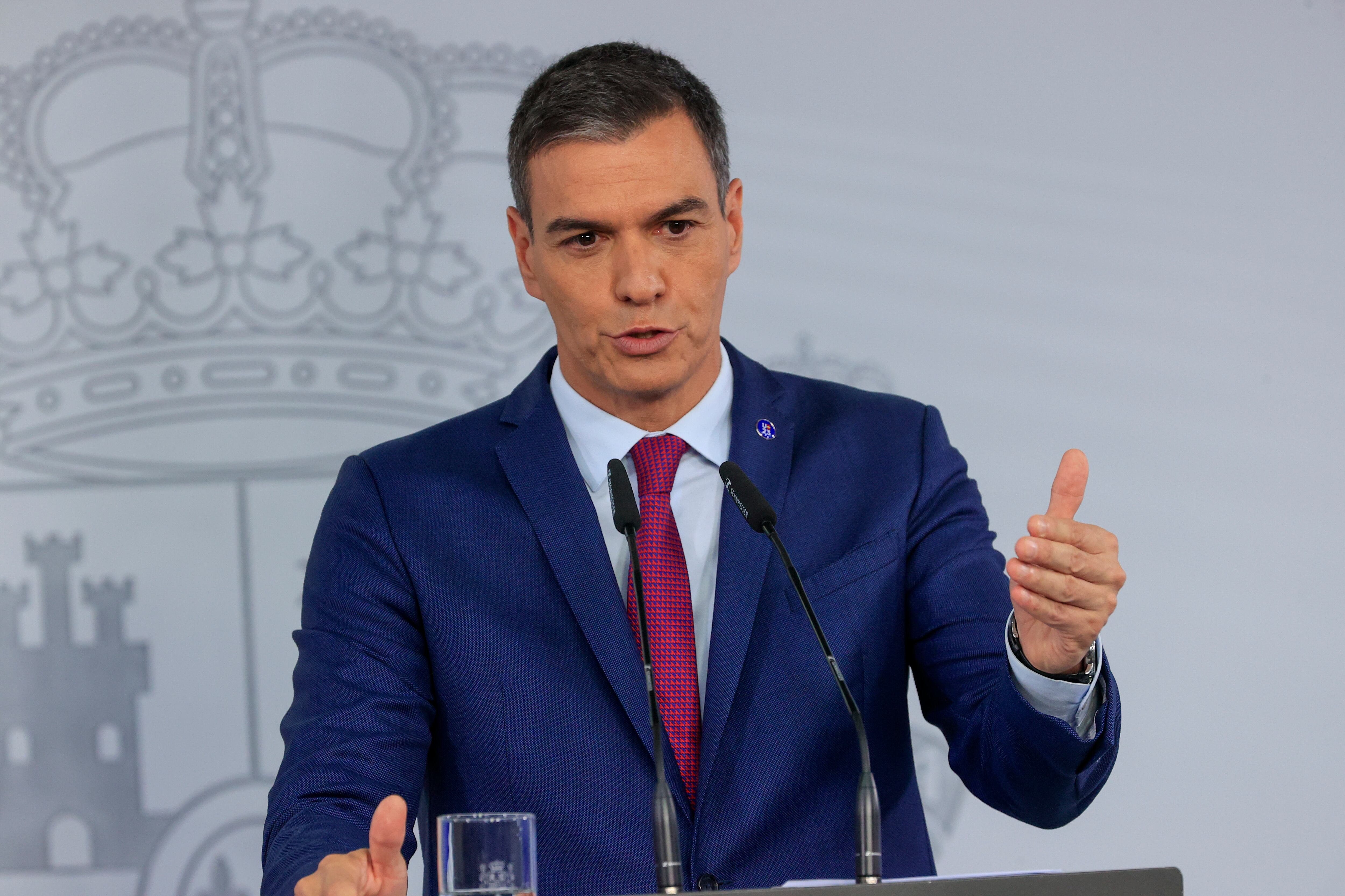 MADRID, 03/10/2023.- El líder socialista y presidente del Gobierno en funciones, Pedro Sánchez, durante la rueda de prensa ofrecida tras la reunión mantenida con el rey Felipe VI, en el marco de la ronda de contactos que el Monarca ha llevado a cabo para designar nuevo candidato al Gobierno de España, este martes en el Palacio de La Moncloa. EFE/ Zipi
