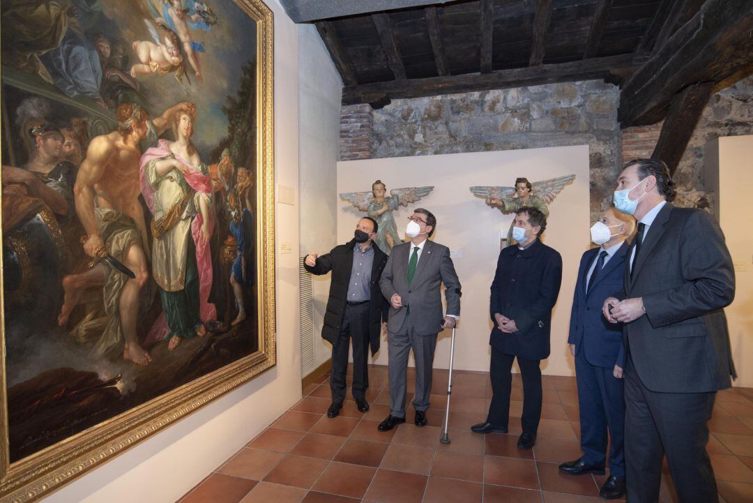 El alcalde de Bilbao, Juan Mari Aburto, el obispo administrador diocesano de Bilbao, Joseba Segura, los directores de los dos museos, Miguel Zugaza y Juan Manuel González Cembellín, y el director de BBK, Gorka Martínez.