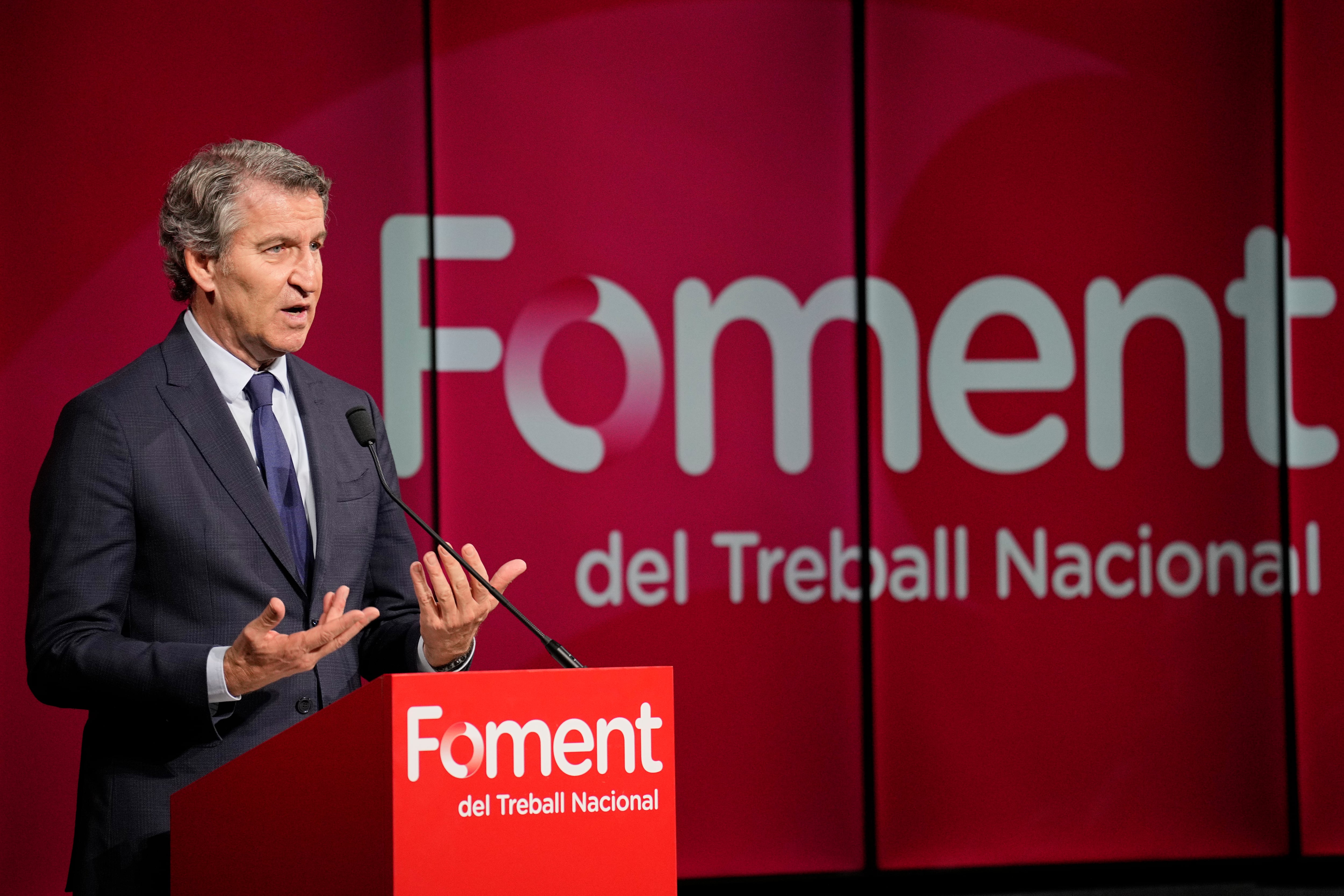 El presidente del PP, Alberto Núñez Feijóo, durante la conferencia que ha pronunciado en la sede de la patronal catalana Foment del Treball