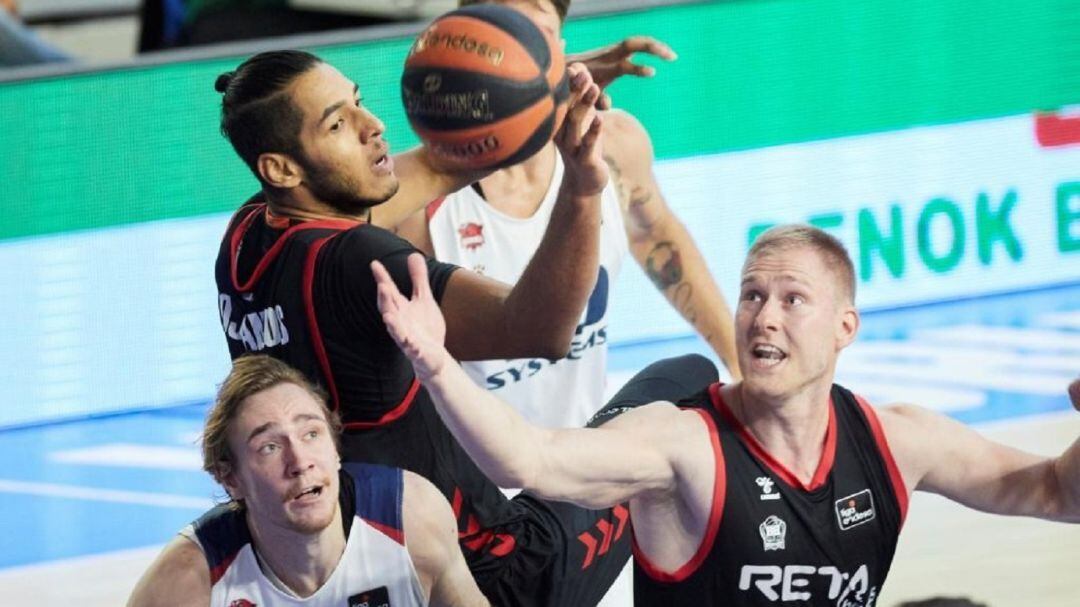 Dos Anjos y Zyskowski luchan por un balón contra TDS Baskonia 