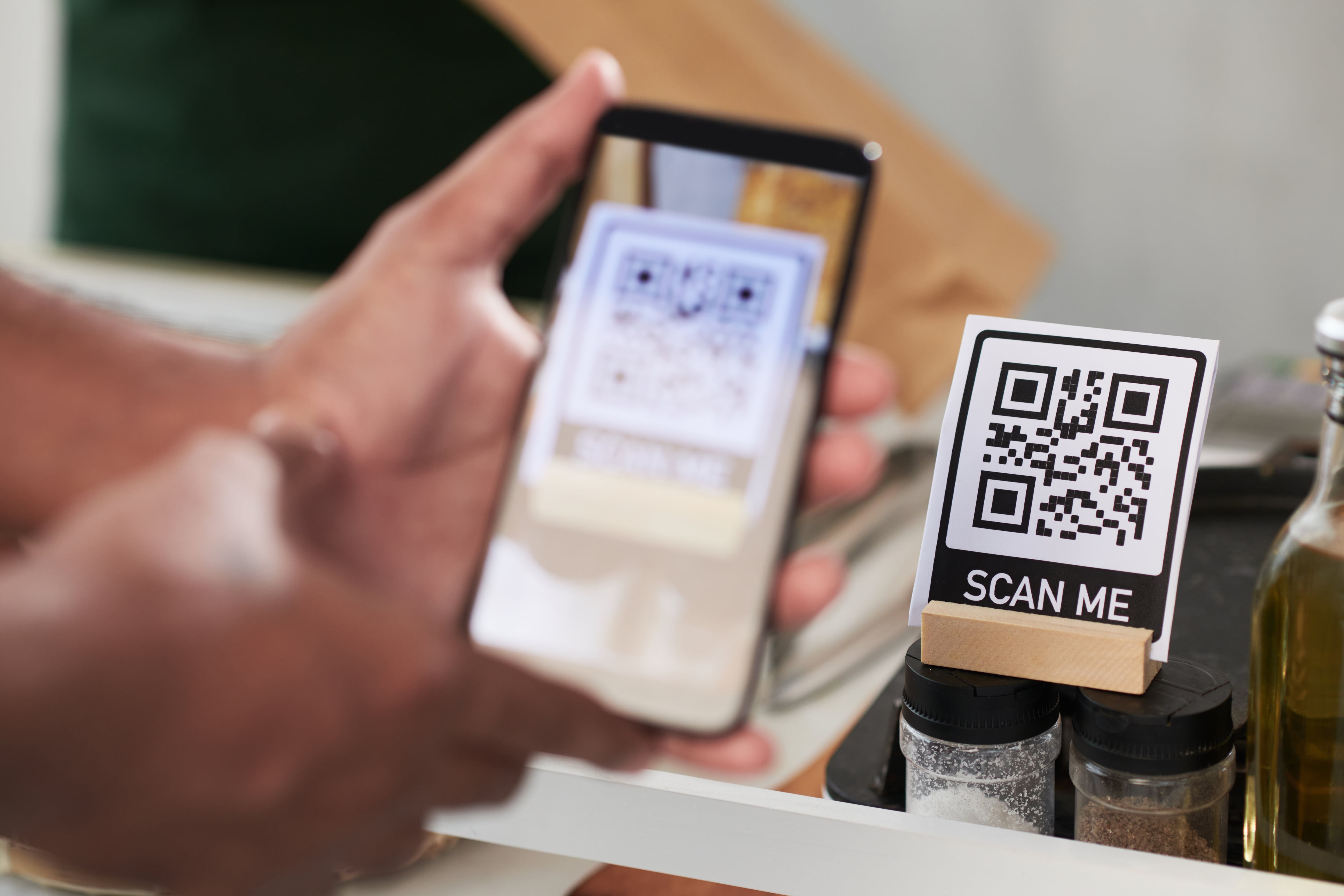 Ojo al &#039;quishing&#039;: la nueva forma de estafar al escanear los QR en bares y restaurantes.