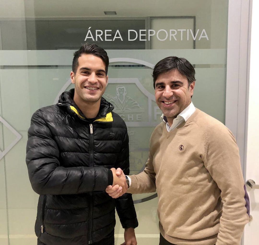 Ismael Benktib, a la izquierda, con el director deportivo del Elche Nico Rodríguez