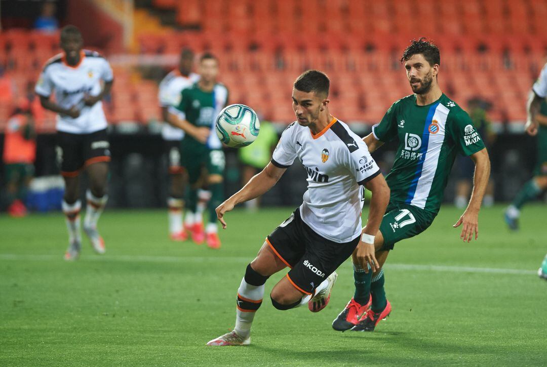 Ferran Torres of Valencia and Didac Vila of Espanyol during the la La Liga Santander mach between Valencia and RCD Espanyol at Mestalla Stadium, on July 16, 2020 in Valencia, Spain Maria Jose Segovia - AFP7
 16-07-2020 ONLY FOR USE IN SPAIN