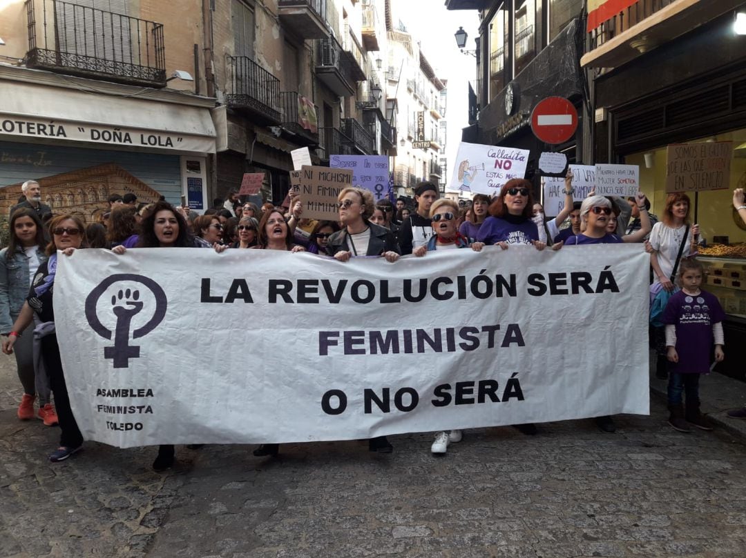 Manifestantes feministas por el Casco Histórico de Toledo