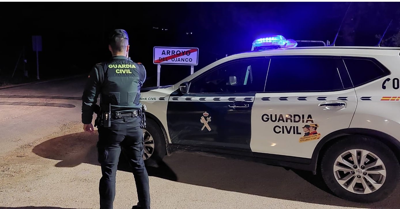 Un guardia civil en Arroyo del Ojanco.