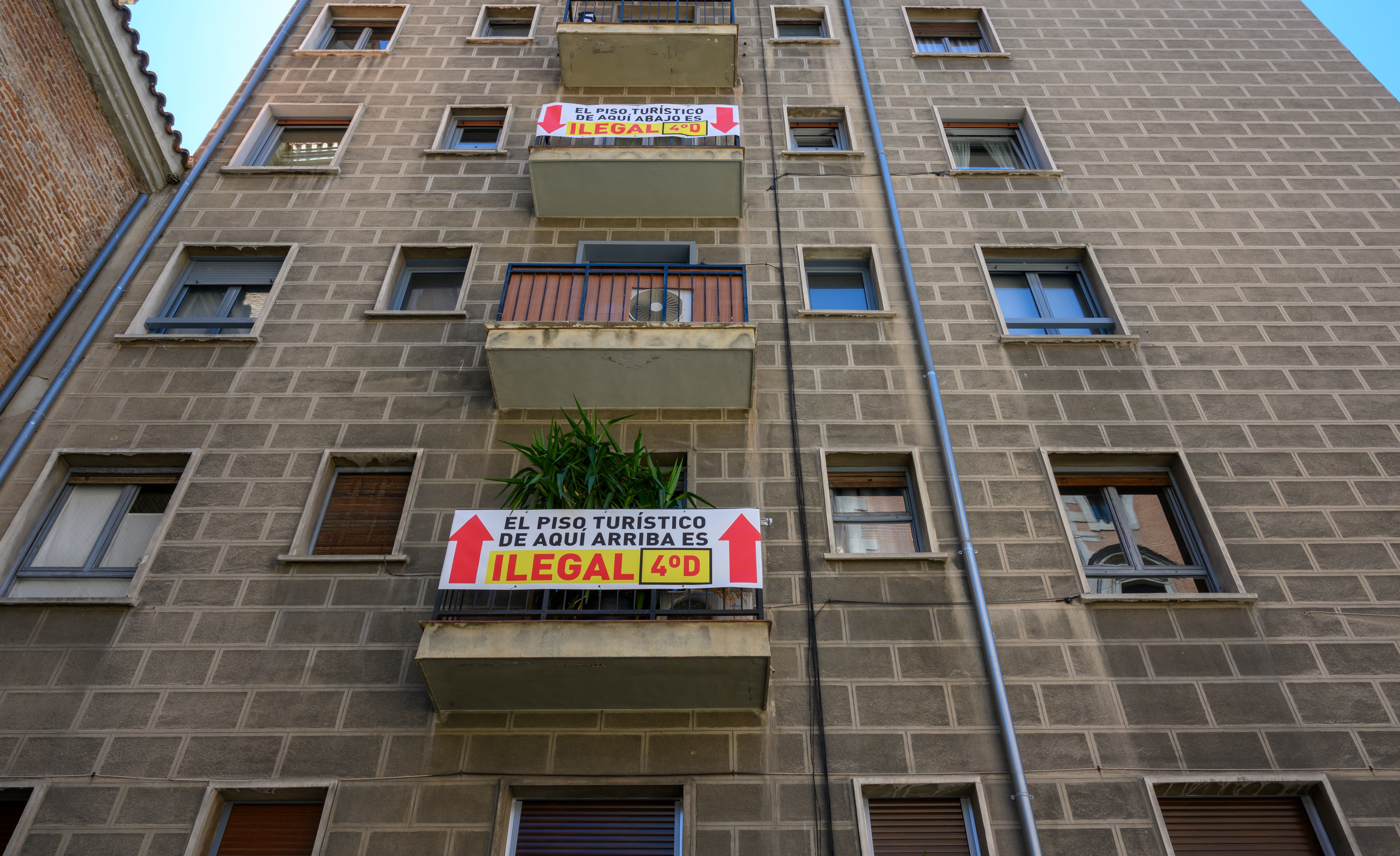 Vecinos de un bloque de edificios cercano a Plaza Mayor denuncian la existencia de un piso turístico ilegal en su edificio