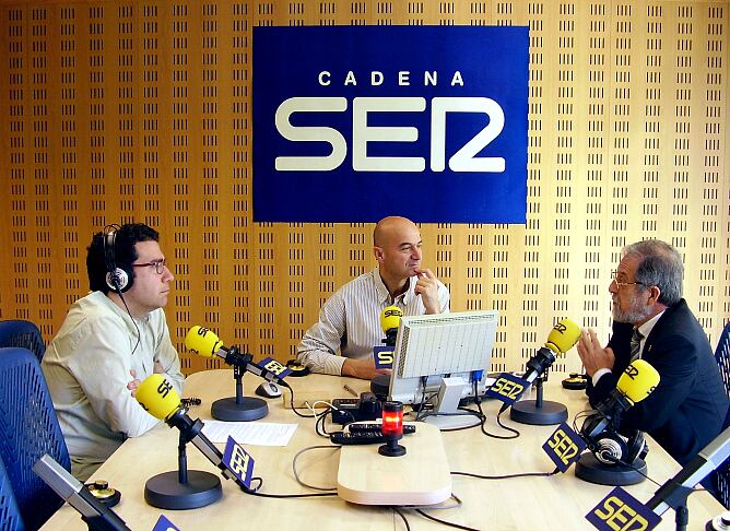 El rector en funciones de la Universidad de Valladolid, Marcos Sacristán, es entrevistado por Carlos Flores y Mario Alejandre en el programa 'Hoy por Hoy Valladolid'.