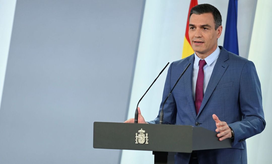 El presidente del Gobierno, Pedro Sánchez durante su comparecencia en la que ha dado a conocer la nueva composición del Gobierno, este sábado en el Palacio de la Moncloa, en Madrid. 