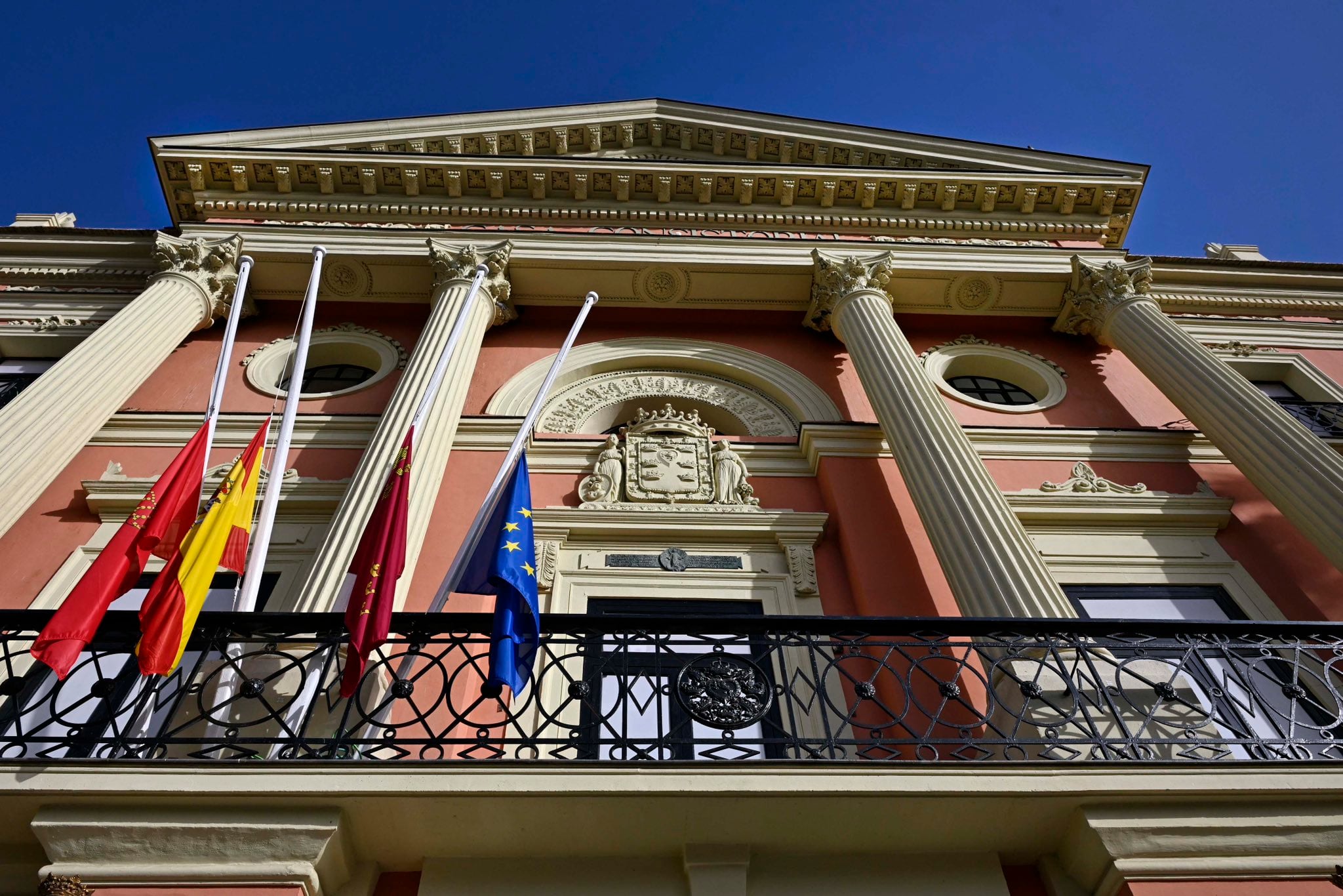 Banderas a media asta en el Ayuntamiento de Murcia